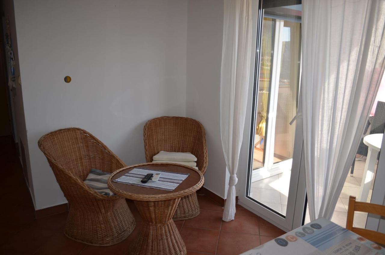 Apartments Leticia I Baska  Bagian luar foto