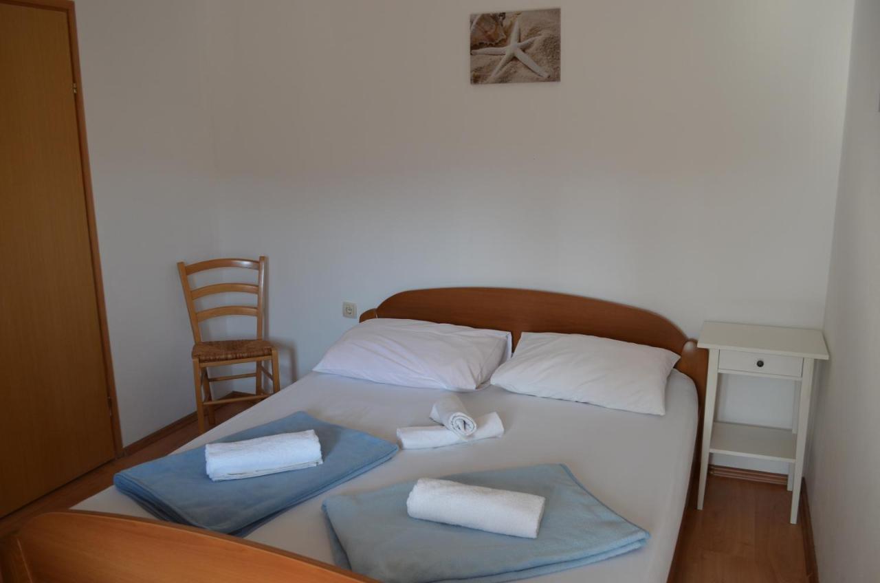Apartments Leticia I Baska  Bagian luar foto