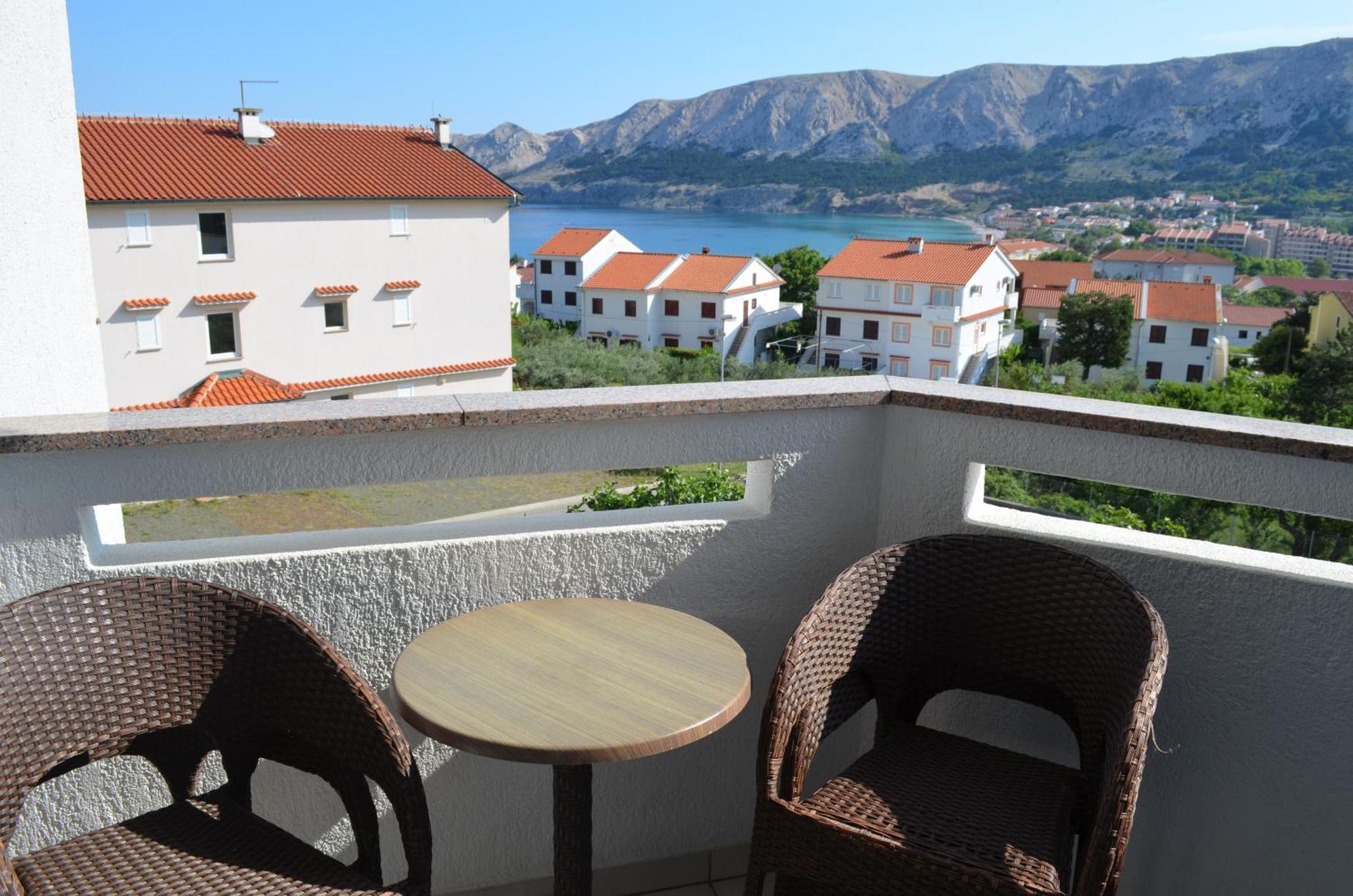 Apartments Leticia I Baska  Bagian luar foto