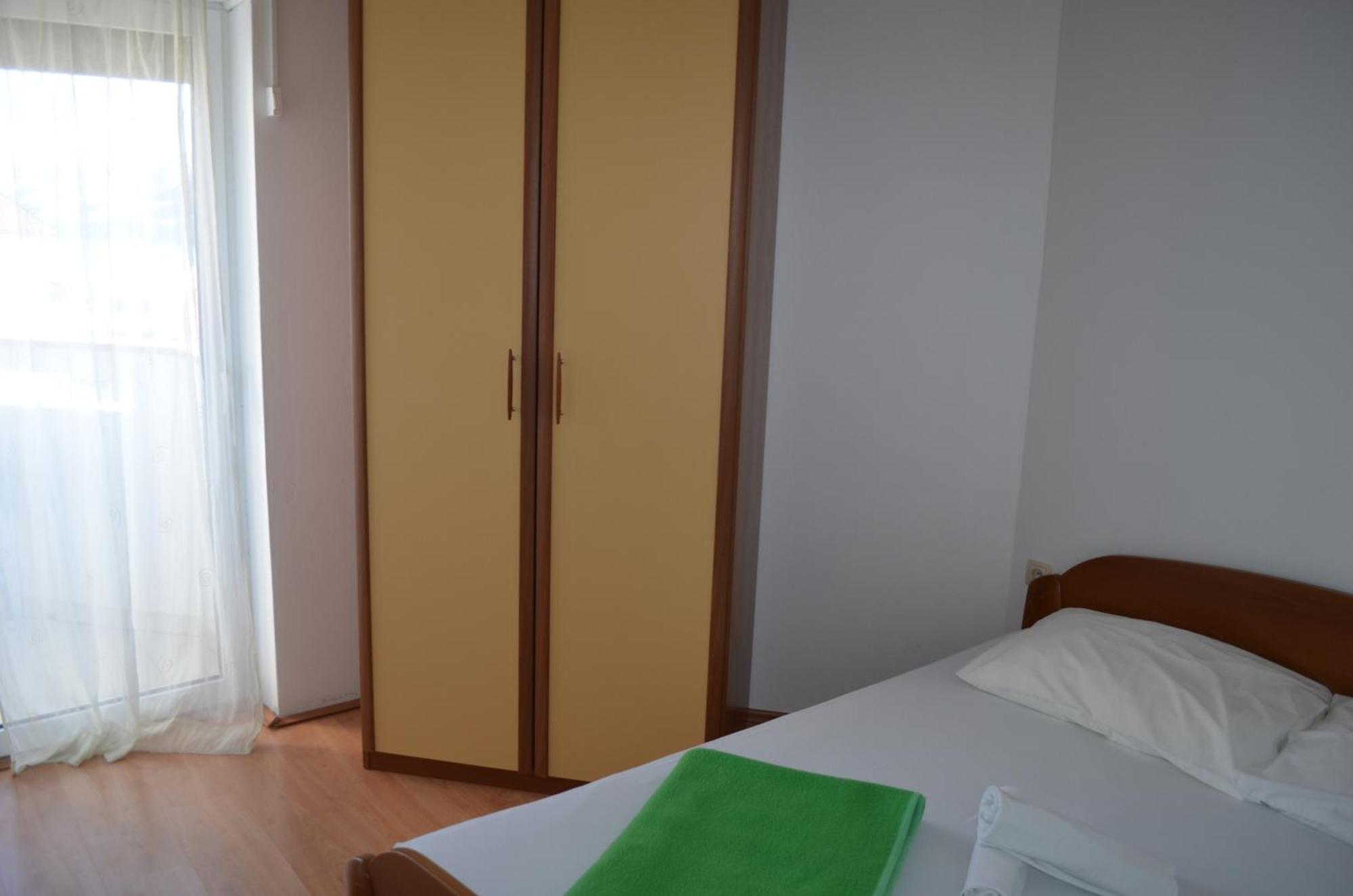 Apartments Leticia I Baska  Bagian luar foto