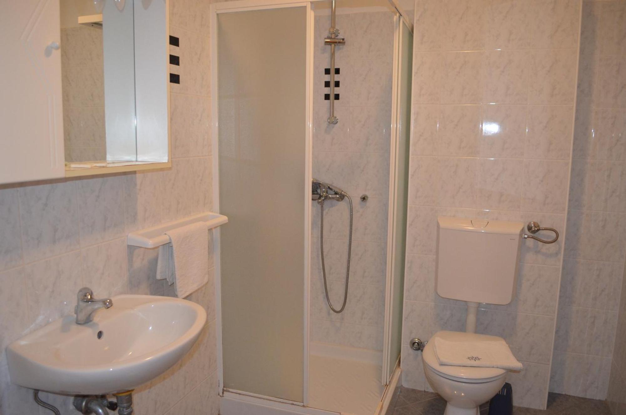Apartments Leticia I Baska  Bagian luar foto