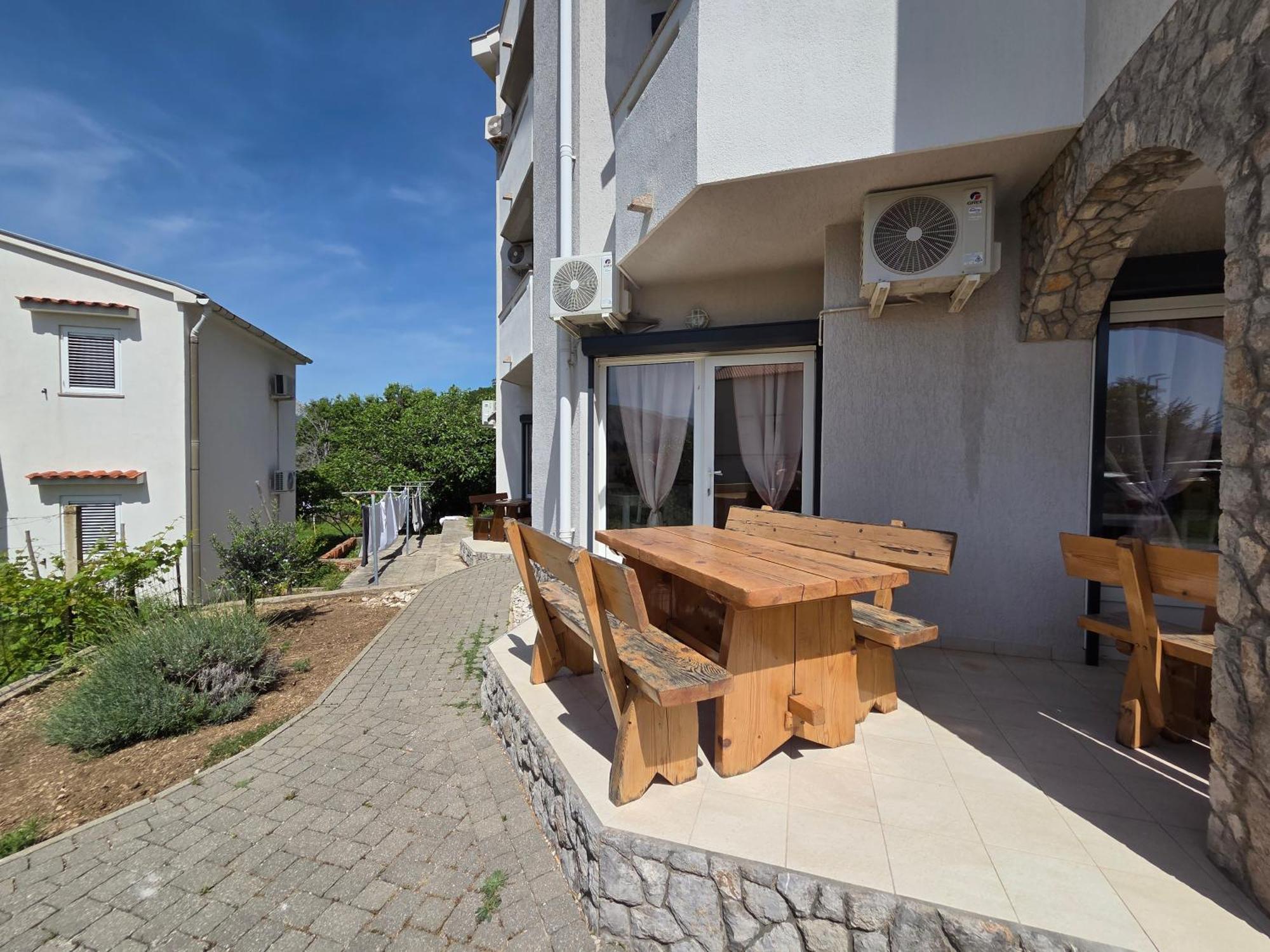 Apartments Leticia I Baska  Bagian luar foto