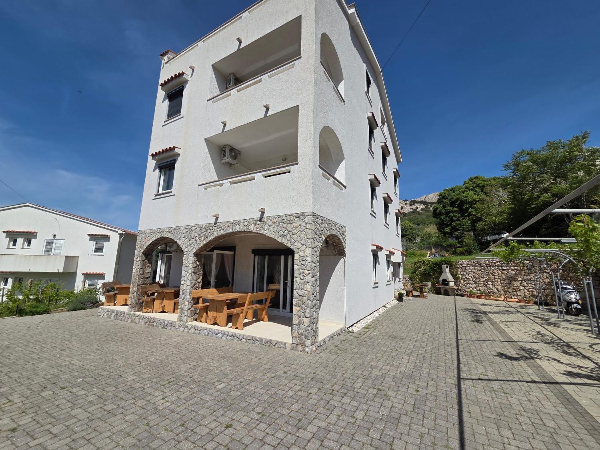 Apartments Leticia I Baska  Bagian luar foto