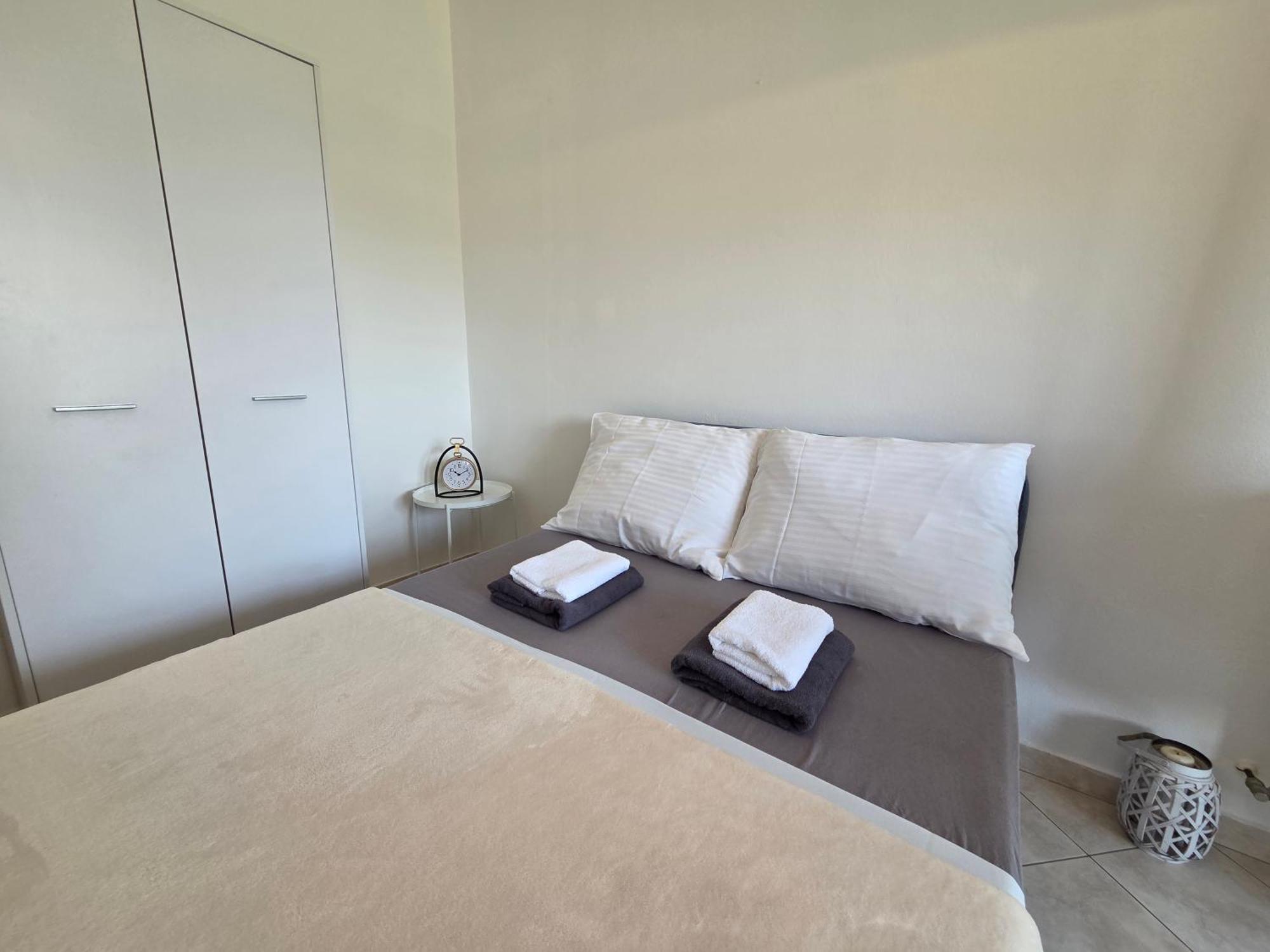Apartments Leticia I Baska  Bagian luar foto